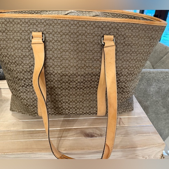 Coach duffle with zipper and interior pockets. - Picture 6 of 12